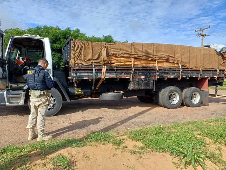  Polícia Rodoviária Federal (PRF) aprende garga de madeira irregular  e caminhão na BR-316 no  Ipiranga do Piauí