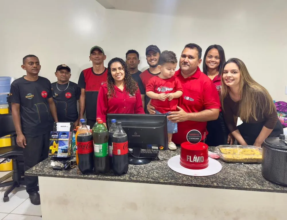 Empresário Flávio Martins é homenageado por familiares e equipe em Valença do Piauí