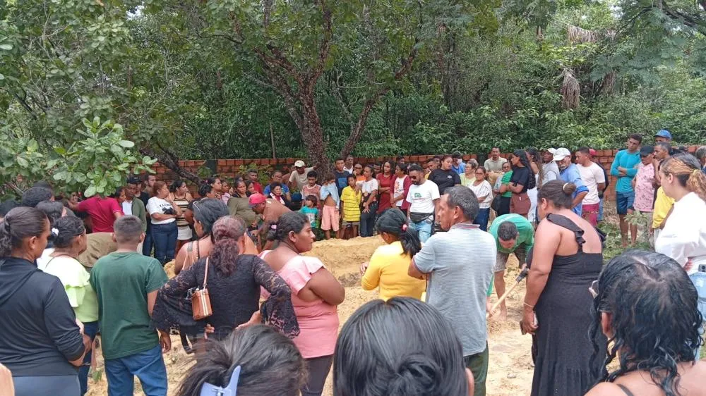 Tragédia em Barras: Sob forte comoção, mãe e filhos são sepultados após desabamento