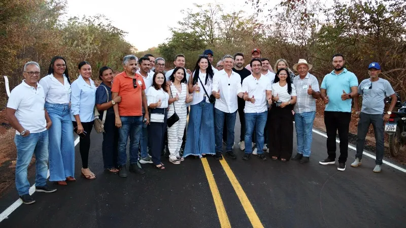 INFRAESTRUTURA E AVANÇO: Prefeito Marcelo Costa e comitiva acompanham obras de asfalto que ligam a BR-316 à zona rural de Valença