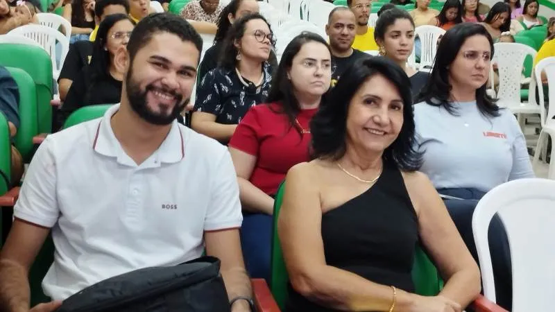 Ceiça Dias prestigia abertura do 15º Salão do Livro de Valença do Piauí